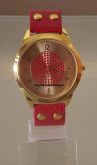 Relógio com Detalhes Dourado e Pulseira em Couro Vermelha