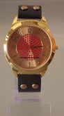 Relógio com Detalhes Dourado e Pulseira em Couro Preta